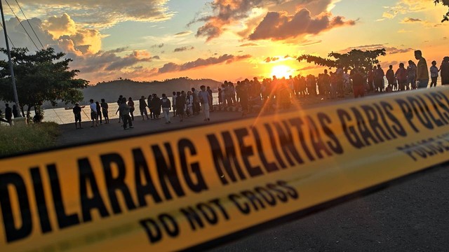 Warga berbondong-bondong mendatangi lokasi jembatan ambruk di Minsel akibat abrasi, walaupun sudah ada tanda larangan untuk mendekat.