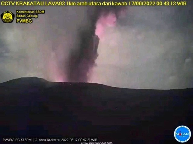 Gunung Anak Krakatau erupsi, Jumat (17/6/2022) | Foto: PVMBG
