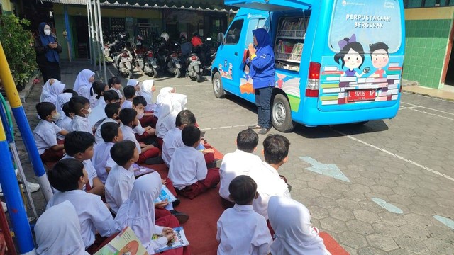 Foto kunjungan dinas perpustakaan dan kerasipan Surabaya dalam rangka kolaborasi dengan KKNT 45 Unesa Surabaya di SD Pakis Gelora