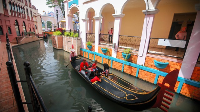 Wisatawan yang sedang menaiki perahu di Little Venice Bogor. Foto: Ginanjar Rah Widodo/Shutterstock.