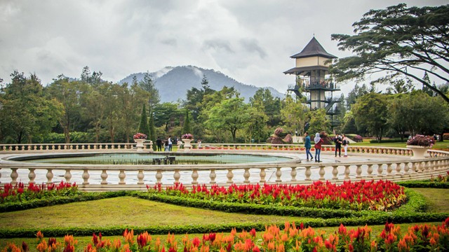 Pengunjung Taman Bunga Nusantara. Foto: Areaf Areeman/Shutterstock.