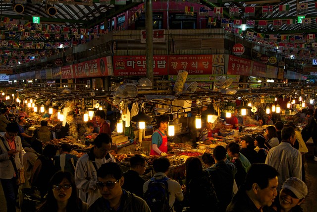 jam buka dongdaemun market. sumber foto : unsplash/mike swinguski.