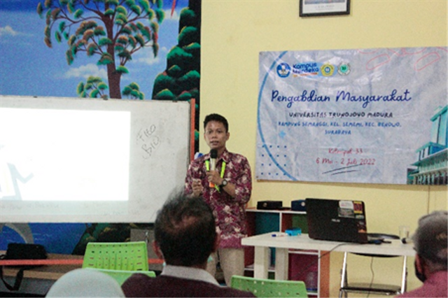 Sosialisasi Bahaya Limbah Rumah Tangga sebagai Media Siram Tanaman Semanggi dan Penanganannya (foto : Moch Arfi R)