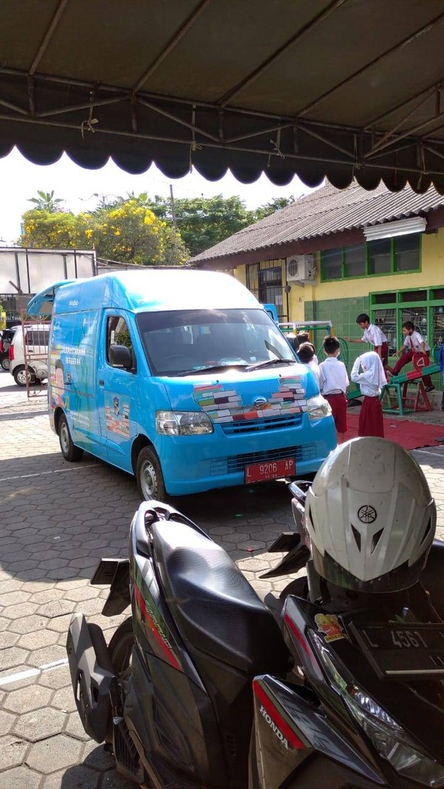 Foto Mobil Perpustakaan keliling milik Dinas Perpustakaan dan Kearsipan Kota Surabaya yang mengunjungi SD Pakis Gelora. (Dok Pribadi)