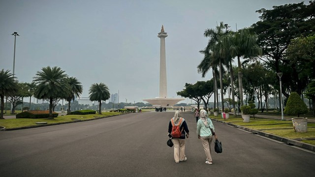 Situasi kawasan Monumen Nasional (Monas) setelah dibuka untuk umum, Jumat (17/6/2022). Foto: Haya Syahira/kumparan