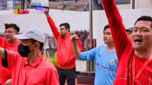 Bobby Nasution (ketiga kiri) dan Gibran Rakabuming Raka di Sekolah Partai PDIP. Foto: PDIP