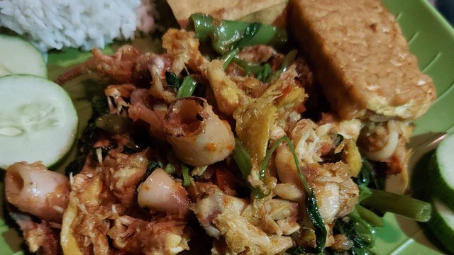 Aneka tumisan dan sambal ala Jenk Menir, Benhil. Foto: Azalia Amadea/Kumparan
