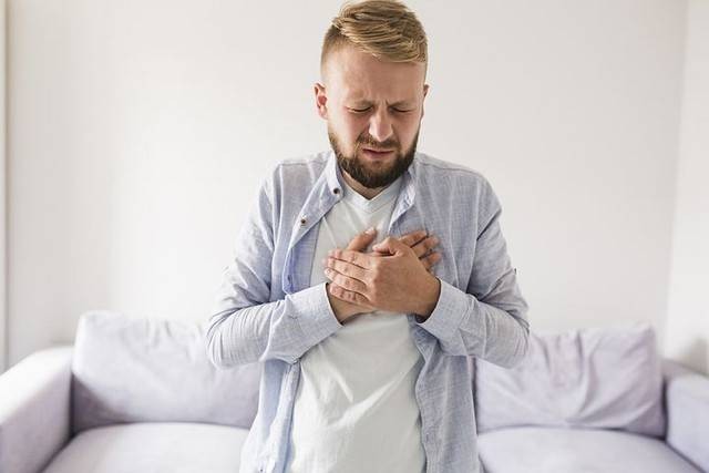 Ilustrasi dada terasa sesak yang menjadi pertanda gangguan kesehatan. Foto: Pixabay