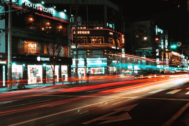 Jam buka myeongdong street, Photo by Klemens/Unsplash