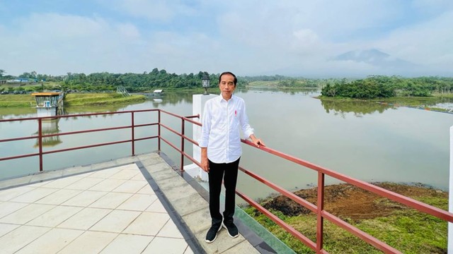 Presiden Joko Widodo meninjau Bendungan Sindangheula, Serang, Banten, Jumat (17/6). Foto: Laily Rachev/Biro Pers Sekretariat Presiden