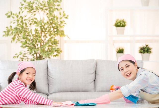 Ilustrasi anak yang membantu ibunya menyelesaikan tugas rumah tangga. Foto: Shutterstock