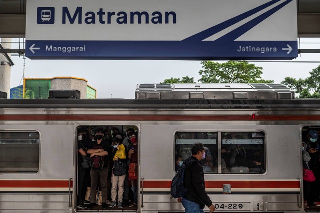 Penumpang berada di dalam gerbong KRL saat berhenti di Stasiun Matraman, Jakarta, Jumat (17/6/2022). Foto: Aprilio Akbar/ANTARA FOTO