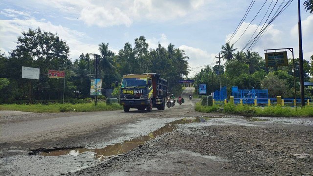 Jalan rusak di salah satu ruas Jalan di Lendah, Kulon Progo. Foto: Sandra/Tugu Jogja