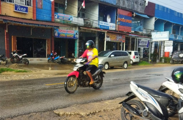 Pengendara sepeda motor di Sekadau menggunakan sandal jepit. Foto: Dok. Istimewa