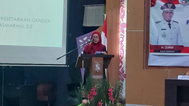 Laporan Panitia disampaikan oleh Kepala Bidang Kesetaraan Gender DP3AP2KB Kabupaten Pelalawan selaku Ketua Panitia Anita Nasmarani, SE. Foto: dokumentasi pribadi.