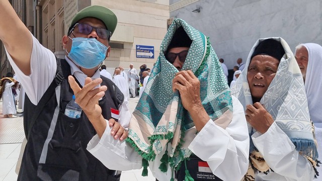 Jemaah haji Indonesia usai salat di Masjidil Haram, Makkah, Jumat (17/6/2022). Foto: Muhammad Iqbal/kumparan