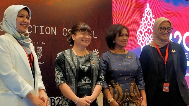 Chairwoman B20, Shinta Widjaja Kamdani (Kedua dari kiri) menghadiri Indonesia Women in Business Action Council bertema Accelerating Inclusion of Women MSMEs in The Global Economy, Jumat (17/6/2022). Foto: Ghinaa Rahmatika/kumparan
