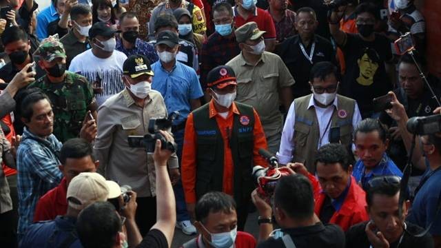 Kepala Badan Nasional Penanggulan Bencana (BNPB), Letjen TNI Suharyanto saat mengunjungi lokasi abrasi pantai di Kabupaten Minahasa Selatan.