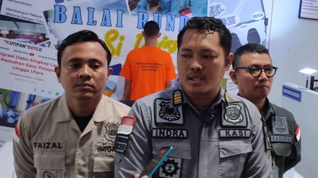 Kasi Inteldakim, Indra Leksana, saat konferensi pers terkait deportasi WNA asal Malaysia di Lingga, Kepulauan Riau. Foto: Ist/kepripedia.com