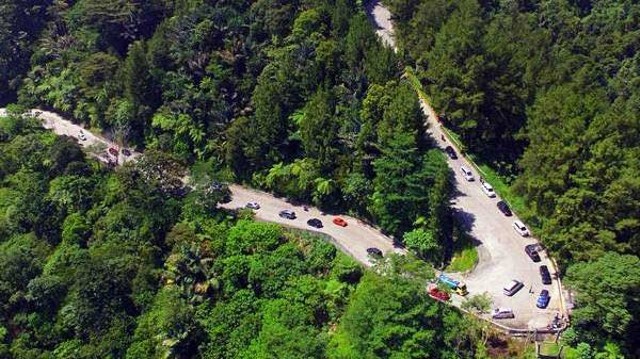 Foto aerial kendaraan melintas di Jalan Raya Padang- Jambi, kelok Sitinjau Laut, Padang, Sumatra Barat, Sabtu (1/7). - ANTARA/Iggoy el Fitra