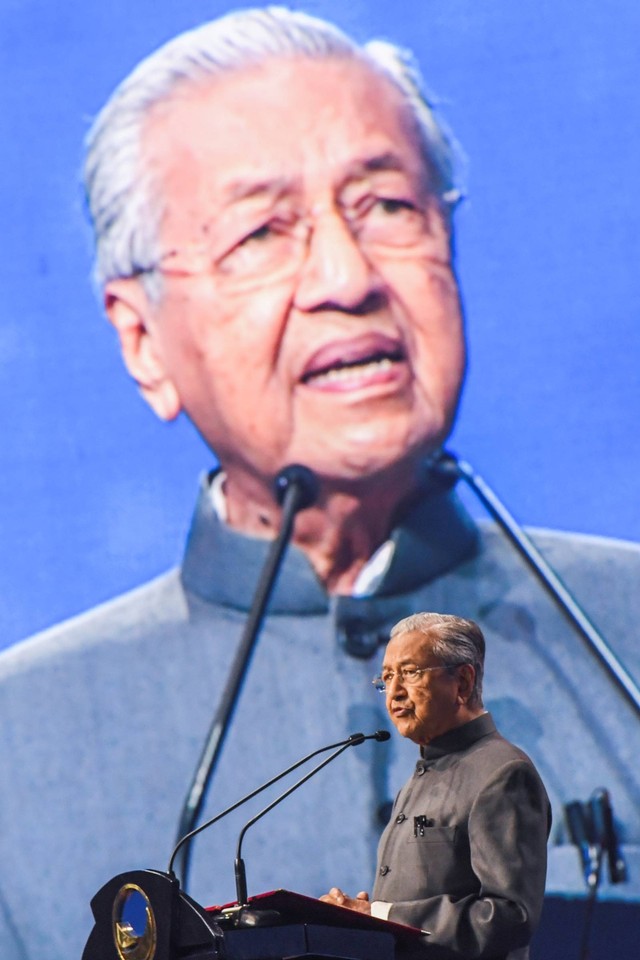 Mantan Perdana Menteri Malaysia Mahathir Mohamad memberikan kuliah umum pada Rapat Kerja Nasional (Rakernas) Partai NasDem di Jakarta Convention Center (JCC) Senayan, Jakarta, Jumat (17/6/2022). Foto: Galih Pradipta/ANTARA FOTO