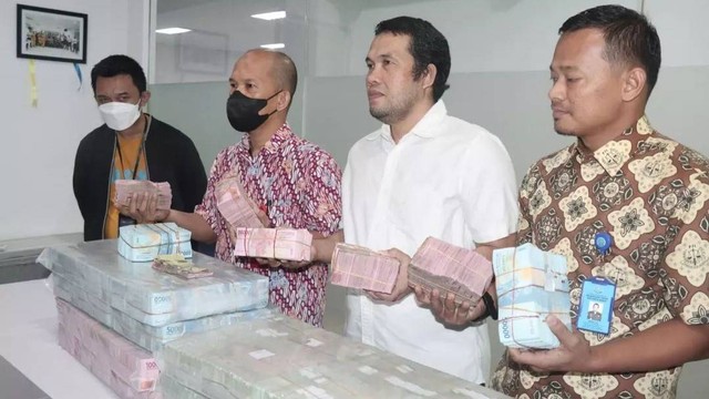 Kejaksaan Tinggi Sulawesi Barat menyita uang tunai sebesar Rp 4,2 milyar sebagai barang bukti kasus korupsi peremajaan kelapa sawit di Kabupaten Pasangkayu. Foto: Dok. Kejati Sulbar