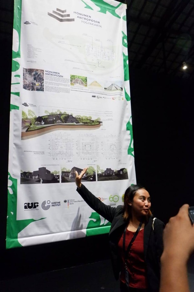 Kurator Seni dan Budaya Proyek Monumen Antroposen, Ignatia Nilu, saat pameran Monumen Antroposen di Jogja National Museum (JNM), Jumat (17/6/2022). Foto: Arfiansyah Panji Purnandaru/kumparan