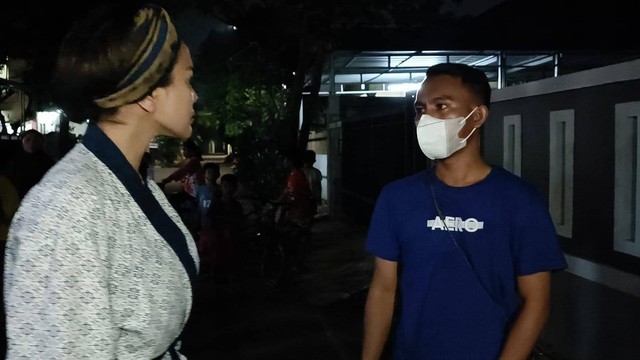 Nikita Mirzani ngamuk ke sejumlah pria yang diduga intai rumahnya, Jumat (17/6/2022). Foto: Giovanni/kumparan