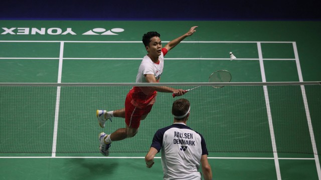 Pebulu tangkis Indonesia, Anthony Sinisuka Ginting, melawan pebulu tangkis Denmark, Viktor Axelsen dalam laga Perempat Final Indonesia Open 2022 di Istora Senayan, Jakarta, Jumat (17/6). Foto: Aditia Noviansyah/kumparan