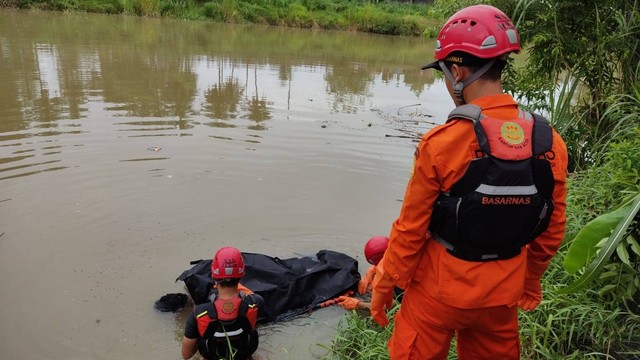 Tim Basarnas Banda Aceh mengevakuasi mayat yang ditemukan mengapung di aliran sungai Krueng Aceh, Rabu (15/6/2022). Foto: Dok. Basarnas Banda Aceh