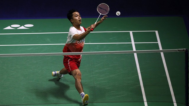 Pebulu tangkis Indonesia, Anthony Sinisuka Ginting, melawan pebulu tangkis Denmark, Viktor Axelsen dalam laga Perempat Final Indonesia Open 2022 di Istora Senayan, Jakarta, Jumat (17/6). Foto: Aditia Noviansyah/kumparan