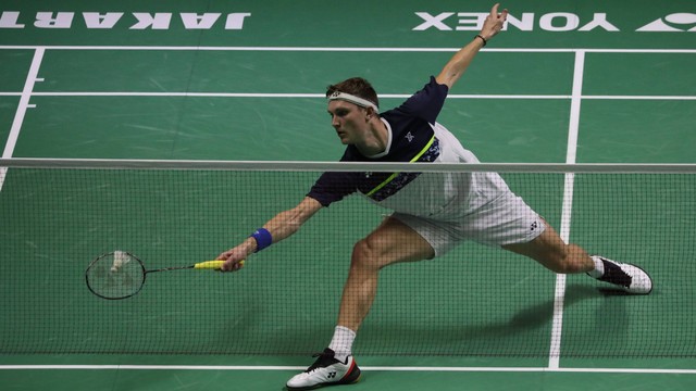 Pebulu tangkis Denmark, Viktor Axelsen berlari keluar lapangan saat melawan pebulu tangkis Indonesia, Anthony Sinisuka Ginting, dalam laga Perempat Final Indonesia Open 2022 di Istora Senayan, Jakarta, Jumat (17/6). Foto: Aditia Noviansyah/kumparan