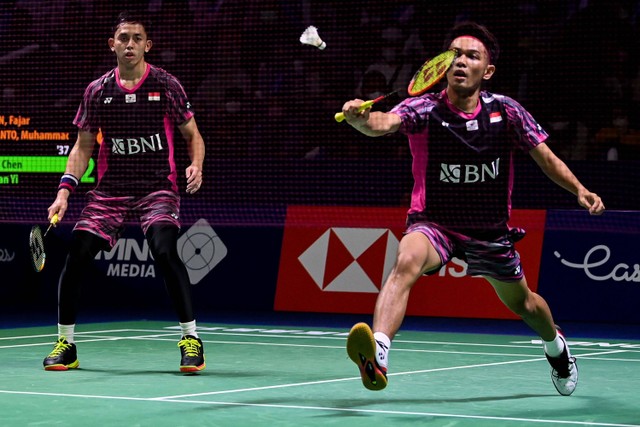 Ganda putra Indonesia Fajar Alfian dan Muhammad Rian Ardianto saat melawan ganda putra China Liu Yu Chen/Ou Xuan Yi dalam laga Perempat Final Indonesia Open 2022 di Istora Senayan, Jakarta, Jumat (17/6/2022). Foto: Sigid Kurniawan/ANTARA FOTO