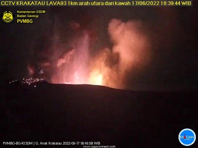 Erupsi Gunung Anak Krakatau pukul 18.39 WIB, Jumat (17/6). | Foto: Badan Geologi PVMBG