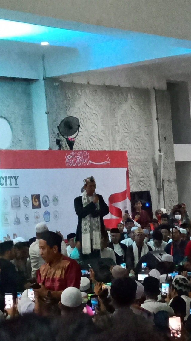 Ustaz Abdul Somad (UAS) membuka tausiahnya saat menghadiri Tablig Akbar di Masjid Cikal Harapan, Citra Indah City, Jonggol, Kabupaten Bogor, Jawa Barat, Jumat (17/6) malam. Foto: Dok. Istimewa