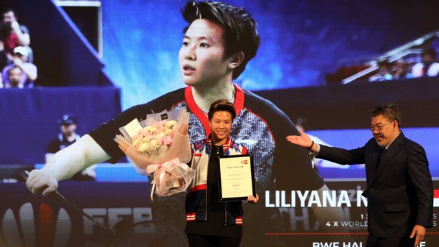 Mantan Pebulu tangkis Indonesia, Liliyana Natsir mendapatkan BWF Hall Of Fame Inductee 2022 di pegelaran Indonesia Open 2022, Istora Senayan, Sabtu (18/6). Foto: Aditia Noviansyah/kumparan