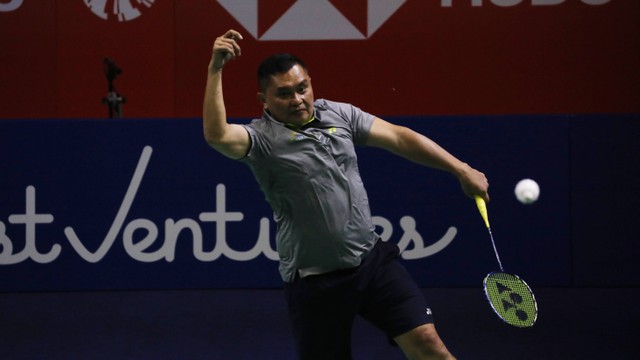 Sekretaris Jenderal (Sekjen) PB PBSI Fadil Imran berpasangan dengan Taufik Hidayat melawan Sony Dwi Kuncoro/Candra Wijaya untuk meramaikan ajang Indonesia Open 2022 di Istora Senayan, Jakarta, Sabtu (18/6). Foto: Aditia Noviansyah/kumparan