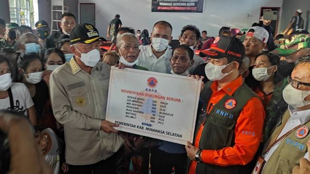 Penyerahan bantuan tanggap bencana dari BNPB kepada Pemerintah Kabupaten Minahasa Selatan.