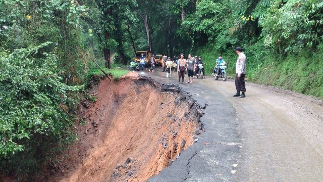 Jalan Nasional Di Cianjur Selatan Tergerus Longsor Akses Sempat Terputus 1976