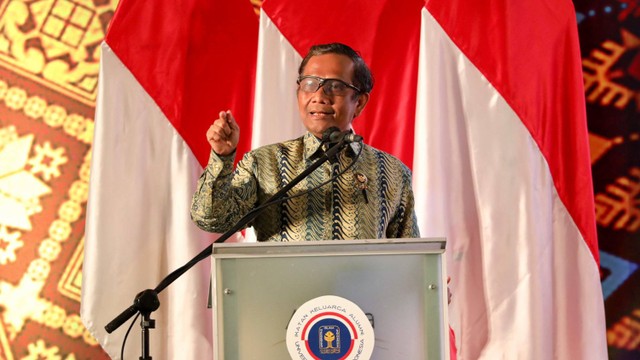 Mahfud MD saat menyampaikan orasi kebangsaan dalam acara pelantikan pengurus DPW dan DPD Ikatan Keluarga Alumni Universitas Islam Indonesia (IKA UII) Wilayah Sumatera Selatan, Sabtu, (18/6) di Palembang.  Foto: Dok. Kemenko Polhukam