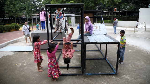 Anak bermain di Ruang terbuka hijau (RTH) dan Ruang Publik Terpadu Ramah Anak (RPTRA) di Jakarta, Sabtu (18/6).  Foto: Aditia Noviansyah/kumparan