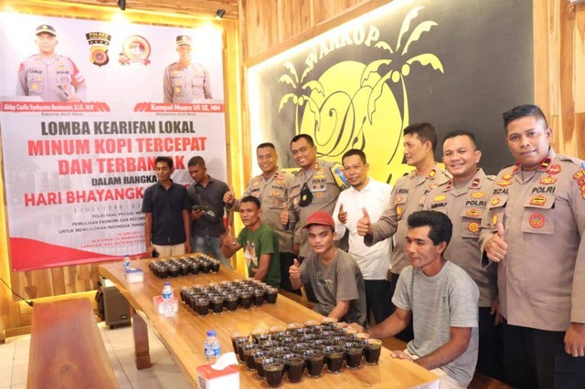 Kepolisian Resor Aceh Besar menggelar lomba minum kopi tercepat dan terbanyak dalam rangka menyambut Hari Ulang Tahun ke-76 Bhayangkara. Foto: Dok. Polres Aceh Besar