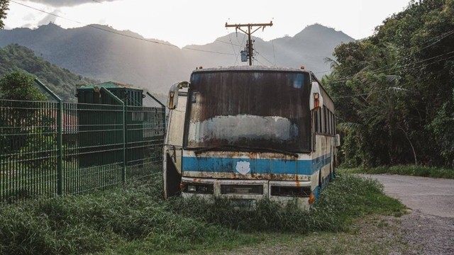 Ilustrasi bus yang terbakar. Foto: Denniz Futualan/pexels