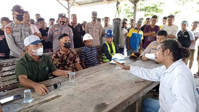 Massa demonstrasi saat berdialog dengan pihak perusahaan. Foto: Istimewa