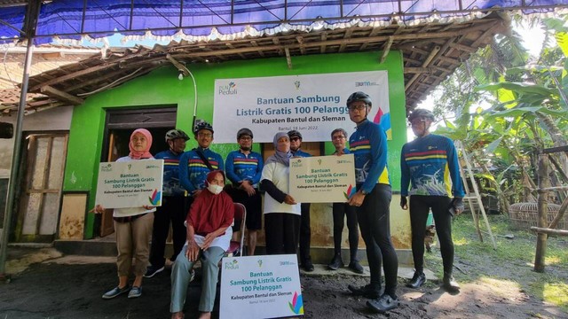 Direktur Utama PLN, Darmawan Prasodjo, berikan bantuan pemasangan listrik gratis. Foto: istimewa