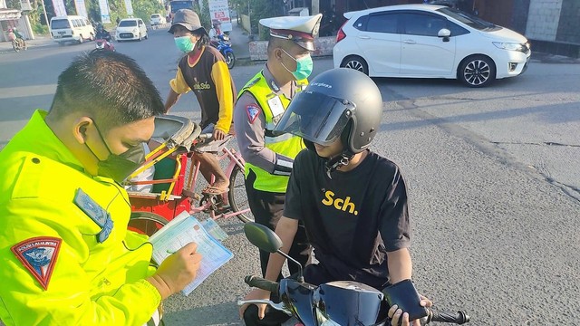 Ilustrasi penilangan pengendara motor oleh polisi. FOTO: Agung Santoso