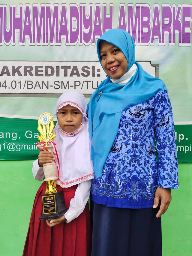 Aisyah Nurul Azizah bersama Kepala SD Muhammadiyah Ambarketawang 1
