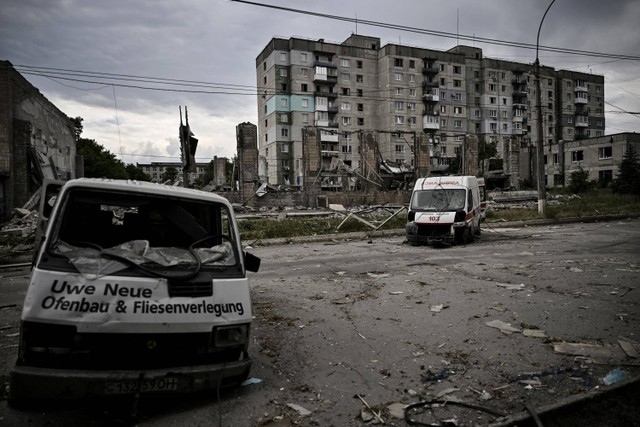 Kondisi usai serangan di kota Lysychansk di wilayah Donbas, Ukraina. Foto: ARIS MESSINIS / AFP