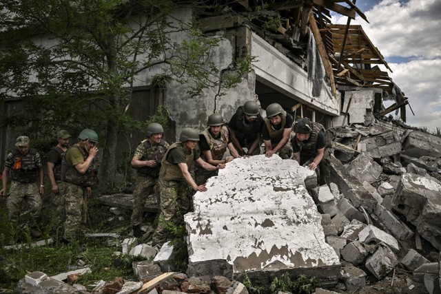 Kondisi usai serangan di kota Lysychansk di wilayah Donbas, Ukraina. Foto: ARIS MESSINIS / AFP
