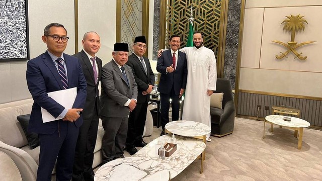 Menkomarves Luhut Binsar Pandjaitan saat berkunjung ke Arab Saudi didampingi Ketum PBNU dalam rangka mempersiapkan Agenda kunjungan Presiden ke Timur Tengah beberapa waktu kedepan. Foto: Instagram/@luhut.pandjaitan